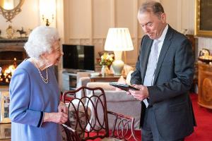 Queen Elizabeth II. begrüßt Konzertorganisten in ihrem Oak Room