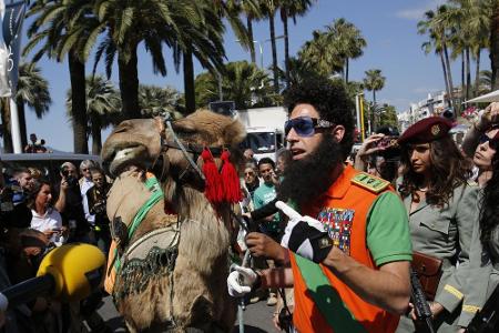 Auf einem Kamel besuchte er auch die Filmfestspiele in Cannes und stand den Journalisten Rede und Antwort.