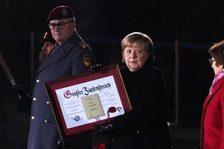 Angela Merkel wurde am Donnerstag mit dem Großen Zapfenstreich gebührend verabschiedet.