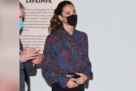 Herzogin Kate weiß das angesagte Paisleymuster stylisch zu kombinieren.