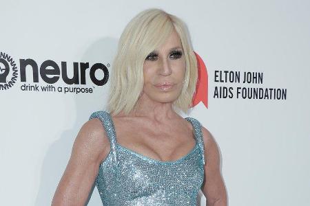 Donatella Versace erinnert in den sozialen Medien an ihren verstorbenen Bruder Gianni.