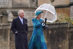 Charles und Camilla beim Weihnachtsgottesdienst - die Queen fehlt