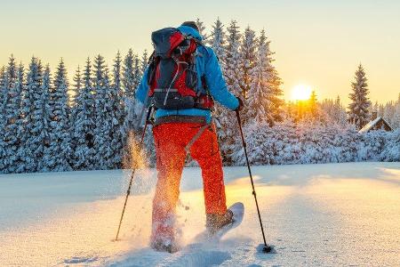 Mit den Schneeschuhen durch die Natur wandern - im Winter eine beliebte Beschäftigung. Mit den Schneeschuhen durch die Natur wandern - im Winter eine beliebte Beschäftigung.