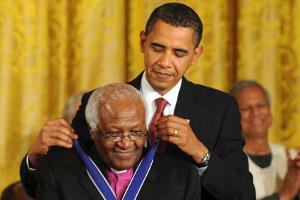 Queen Elizabeth, Barack Obama und mehr trauern um Desmond Tutu