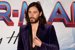 Jared Leto bedankt sich oberkörperfrei für Wünsche zum 50. Geburtstag