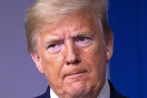 Donald Trump lässt sich boostern - und wird ausgebuht