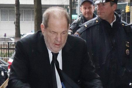Harvey Weinstein im Januar 2020 auf dem Weg in den New Yorker Gerichtssaal. Harvey Weinstein im Januar 2020 auf dem Weg in den New Yorker Gerichtssaal.