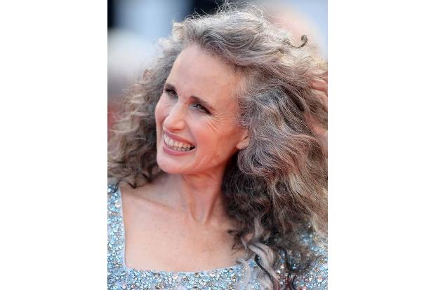 Andere Promis haben da weniger Probleme. So zeigt sich Andie MacDowell (63) unbeschwert in Grau — dabei war ihre wunderschön...