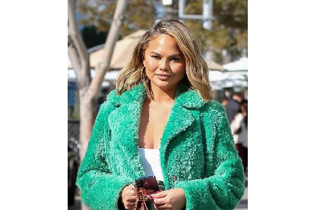 Wie so vieles nimmt Chrissy Teigen (36) auch das Altern mit Humor. 