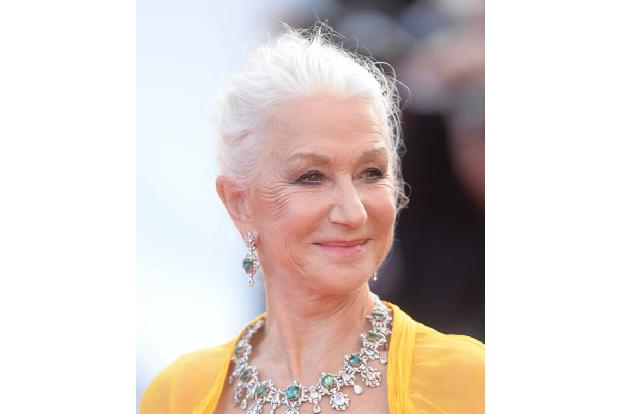 Es ist das Schubladendenken, welches Frauen Angst vor Grau macht, glaubt Helen Mirren (76), die ihren Silberschopf hoch erho...