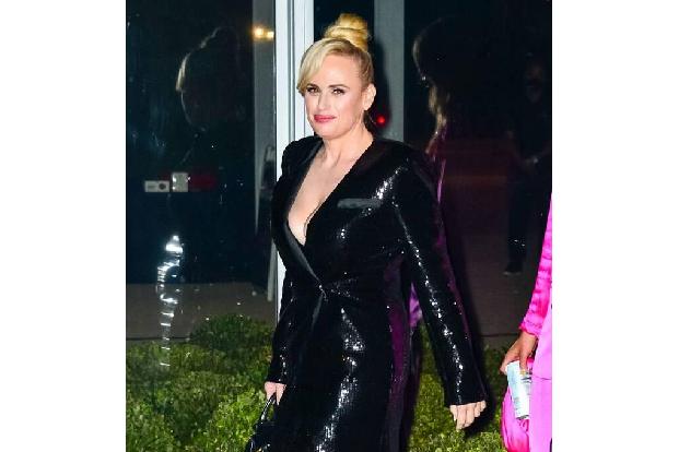 Schauspielerin Rebel Wilson feierte in ihrer australischen Heimat und ließ es mit pinkfarbenem Champagner ordentlich krachen... Schauspielerin Rebel Wilson feierte in ihrer australischen Heimat und ließ es mit pinkfarbenem Champagner ordentlich krachen...
