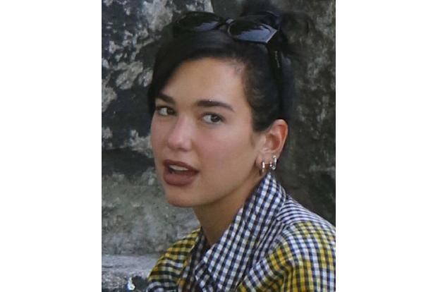 Sängerin Dua Lipa zog es zum Jahreswechsel in tropische Gefilde. Auf Barbados läutete sie das Jahr 2022 ein. 