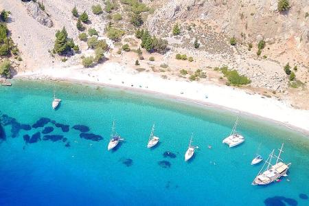 Mitten in der Ägäis befindet sich die griechische Insel Symi. Die kleinen Badebuchten laden zum Bräunen und Relaxen ein - si...