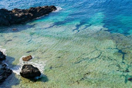 Sonnenanbeter finden auf der japanischen Insel Ishigaki-jima ebenfalls ihr Glück. Besonders die Kabira-Bucht lockt mit ihrem...