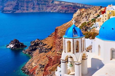 Die Insel Santorin sieht aus, wie Touristen sich Griechenland vorstellen. Die weißen Häuser mit den blauen Dächern glitzern ...