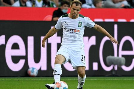 Erstmals seit September auf dem Rasen. Unter Druck merkte man dem Verteidiger die fehlende Spielpraxis an, spielte mehrere f...
