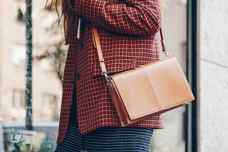 Zu große sowie zu viele verschiedene Muster lassen kleine Frauen darin versinken. Vorteilhafter: ein eher cleaner Look mit m...