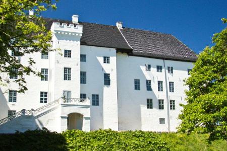 Es ist 800 Jahre alt und verflucht: Schloss Dragsholm in Dänemark sieht im Sonnenlicht wunderschön aus, doch sobald es dunke...