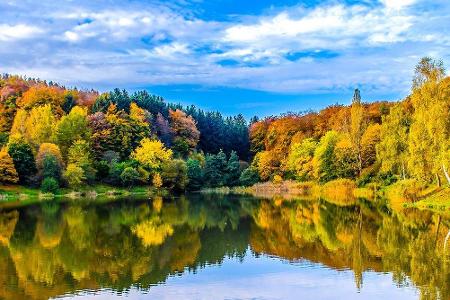 In vielen Teilen der Welt zeigt sich im Herbst die Natur von einer besonders schönen Seite. An manchen Orten lässt sich beso...