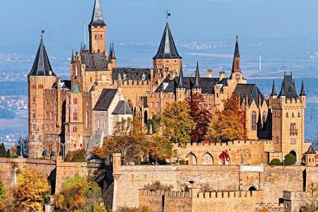 Die Burg Hohenzollern befindet sich am Rand der Schwäbischen Alb und ist im Herbst von einem bunten Blättermeer umgeben. Sch...