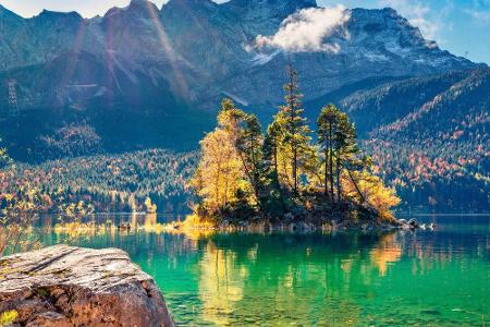 Der bayerische Eibsee zeichnet sich durch sein kristallklares, türkisfarbenes Wasser aus. Besonders schön ist die Stimmung a...