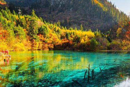 Türkises Wasser hat auch der See Wuhua Hai in China. Dieser liegt im Naturschutzgebiet Jiuzhaigou und ist ein beliebtes Ziel...