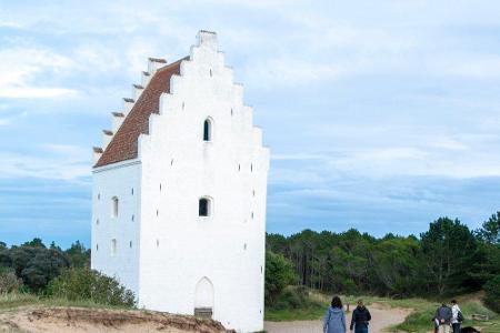 Am nördlichsten Punkt Dänemarks liegt der Ort Skagen. Das Besondere: Hier treffen Nordsee und Ostsee zusammen. Zu den bekann...