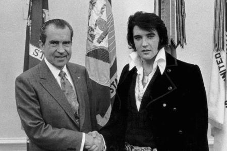 Elvis Presley (1935-1977, hier mit Ex-US-Präsident Richard Nixon) ist als 