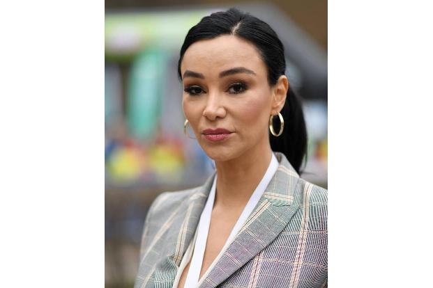 Verona Pooth wird immer wieder darauf angesprochen, wie sie es schafft, mit 53 noch so jung auszusehen. Hilft sie etwa nach?... Verona Pooth wird immer wieder darauf angesprochen, wie sie es schafft, mit 53 noch so jung auszusehen. Hilft sie etwa nach?...