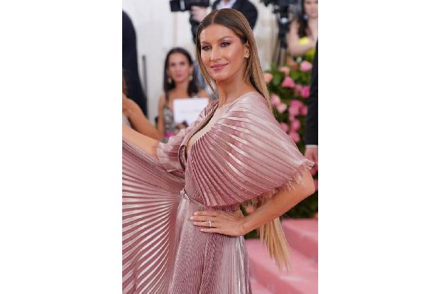 Gisele Bündchen ist zwar erst 41, doch das Supermodel schwört auf einen magischen Inhaltsstoff: Kokosöl für die Gesichtsrein...
