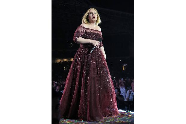 Auch Adele legte sich unters Messer: Ein Polyp auf ihren Stimmbändern hatte 2011 Blutungen verursacht. Fünf Jahre später mus...
