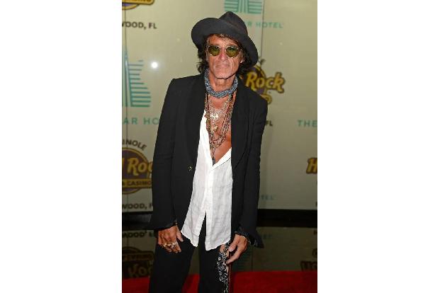 Aerosmith-Gitarrist Joe Perry teilt übrigens Megan Thee Stallions Leidenschaft für scharfe Saucen. Unter der Marke Rock Your...