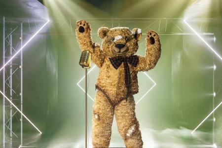 Für den Teddy wurde original Steiff-Fell verwendet. Die Maske entstand in 400 Arbeitsstunden. Die Maskenbauerin erklärt: 