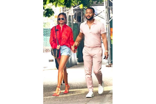 …wenn die Familie in den Urlaub fliegt. Ihre beiden Kinder Luna und Miles erinnern die Frau von Schmusesänger John Legend so...