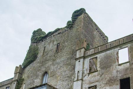 Für Halloween-Fans ist Irland der richtige Ort. Hier gibt es mehr als ein Geisterschloss. Im County Offaly befindet sich Lea...