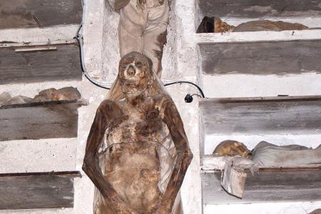 Unheimlich sind die Toten von Palermo. In den Katakomben der Klosterkirche Santa Maria della Pace sind rund 8.000 Mumien ein...