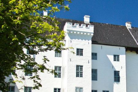 Auf dem Schloss Dragsholm in Hørve soll einst ein Schlossherr seine Tochter eingesperrt haben, da sie eine verbotene Liebe e...