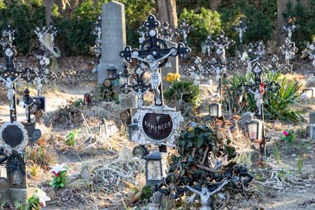 In Wien gibt es einen Friedhof der Namenlosen. An dieser Stelle wurden zahllose Wasserleichen von der Donau angespült. Da es...