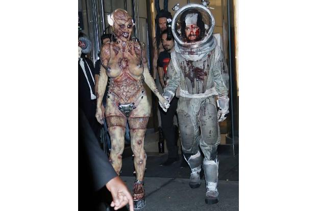 ...erschien das deutsche Supermodel als Alien, im Pärchenlook mit Ehemann Tom Kaulitz. Ein Ansatz, welchen das Glamour-Paar...