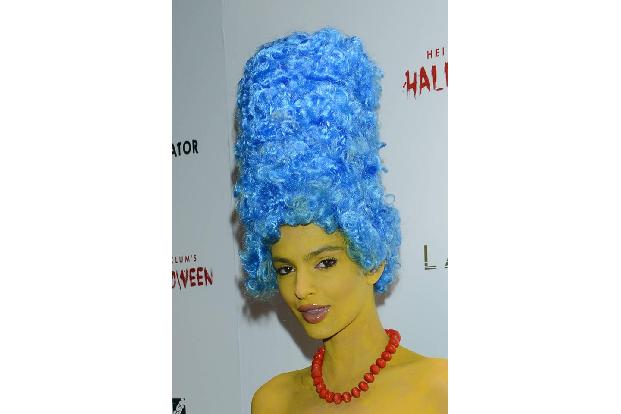 ...Model Emily Ratajkowski, die sich in Marge Simpson verwandelt.