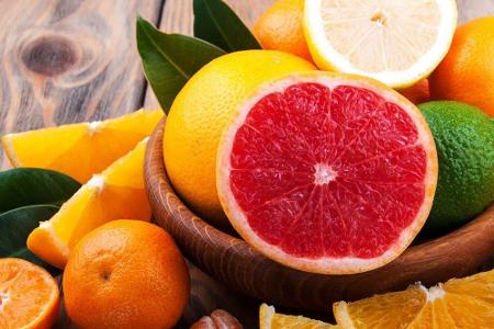 Zitronen, Orangen, Grapefruits und Co. strotzen nur so vor Vitamin C. Dieses wirkt antioxidativ und macht freie Radikale, di...