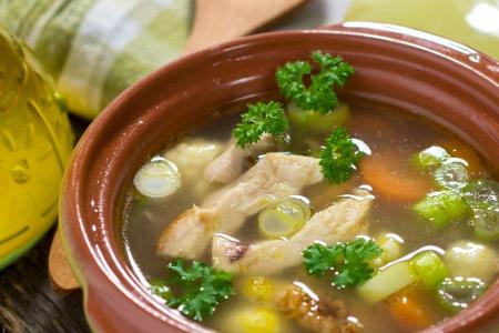 Eine selbstgemachte Hühnersuppe versorgt den Körper mit wertvollen Nährstoffen und Flüssigkeit. Das Fleisch enthält viel Zin...