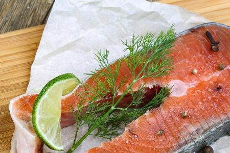 Fisch ist reich an entzündungshemmenden Omega-3-Fettsäuren und schafft bei Beschwerden im Hals- und Rachenraum Abhilfe. Auße...