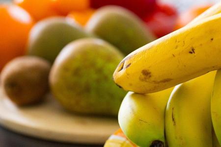 Bananen sind reich an Vitamin B6, was bei der Produktion von Antikörpern hilft. Des Weiteren enthalten sie jede Menge Kalium...