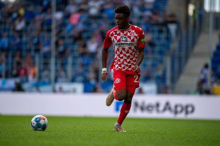 Rückte gegen den Ball mitunter nicht mit der letzten Konsequenz in die Abwehrkette zurück. Ließ Meunier vor dem 0:1 komplett...