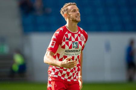 Fand kaum Mittel, um sich mit dem Ball im Angriffsdrittel zu behaupten. Häufte zudem viele Ballverluste an. Blieb so offensi...