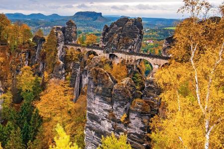 Die Sächsische Schweiz darf in dieser Liste nicht fehlen. Die dichten Wälder, die Felsformationen und die zahlreichen Aussic...