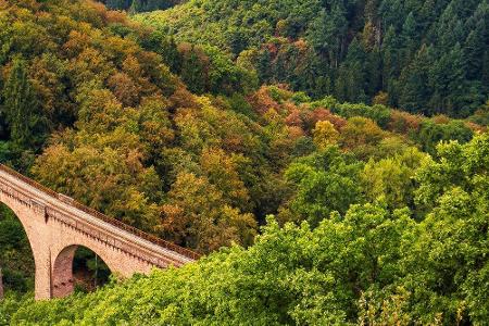 Zwischen den Weinbergen der Mosel schlängeln sich am Hunsrück etliche Routen entlang. Rund 118 Kilometer führt der Ausoniusw...