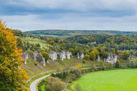 Etwa 200 Kilometer ist der bayerische Altmühltal-Panoramaweg lang. Von Gunzenhausen bis Kelheim wandert man vorbei an versch...