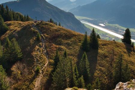Am Rande des Inntals befindet sich der Heuberg. Er zählt zu den Chiemgauer Alpen und der Wanderweg ist einfach. Nur etwa 550...